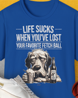 Das Royal Unisex-T-Shirt „Life Sucks When Youve Lost Your Favorite Fetch Ball, Volume 5“ zeigt einen traurigen Hund mit einem Bier und einem Text. Dieses weiche T-Shirt aus 100 % Baumwolle bietet Komfort und Stil für jeden.