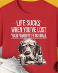 Weiches rotes Unisex-T-Shirt mit dem Titel „Life Sucks When Youve Lost Your Favorite Fetch Ball, Volume 5“ mit einem traurigen Hund und Bier. Aus 100 % Baumwolle für ultimativen Komfort.