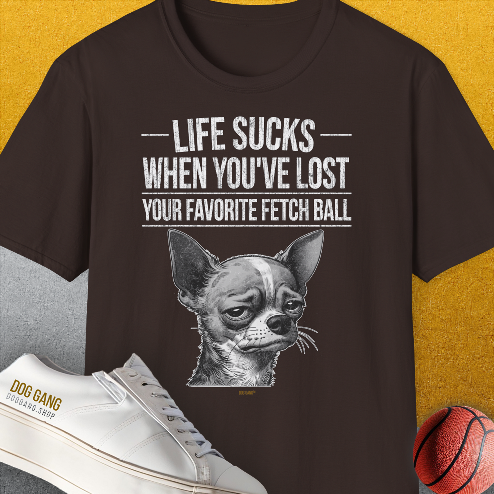 Dunkelschokoladenbraunes Unisex-T-Shirt „Life Sucks When Youve Lost Your Favorite Fetch Ball, Volume 6“, mit einem Chihuahua und einem lustigen Zitat, aus 100 % Baumwolle. Passt gut zu weißen Schuhen neben einem Basketball auf dem Boden.