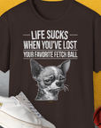 Dunkelschokoladenbraunes Unisex-T-Shirt „Life Sucks When Youve Lost Your Favorite Fetch Ball, Volume 6“, mit einem Chihuahua und einem lustigen Zitat, aus 100 % Baumwolle. Passt gut zu weißen Schuhen neben einem Basketball auf dem Boden.