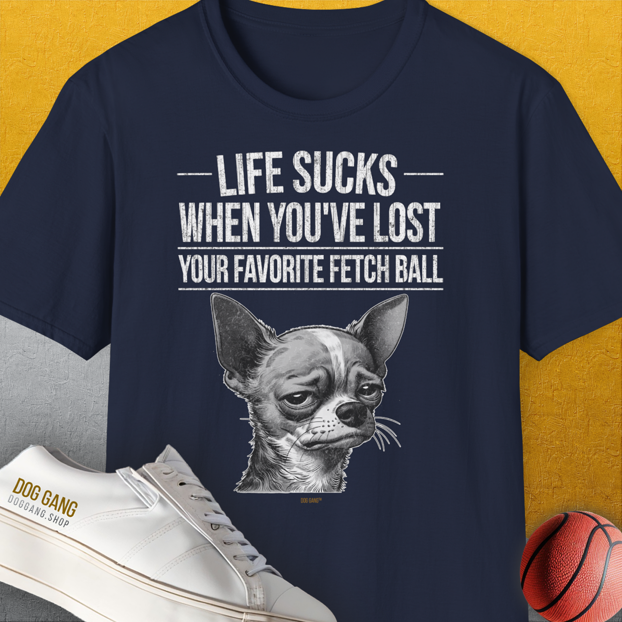 Das Unisex-T-Shirt „Life Sucks When Youve Lost Your Favorite Fetch Ball, Volume 6“ ist ein marineblaues, weiches T-Shirt aus 100 % Baumwolle mit einer traurigen Hundeillustration und einem Text über den Verlust eines Apportierballs, perfekt für den Komfort im Alltag.