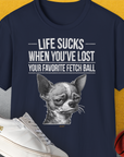 Das Unisex-T-Shirt „Life Sucks When Youve Lost Your Favorite Fetch Ball, Volume 6“ ist ein marineblaues, weiches T-Shirt aus 100 % Baumwolle mit einer traurigen Hundeillustration und einem Text über den Verlust eines Apportierballs, perfekt für den Komfort im Alltag.