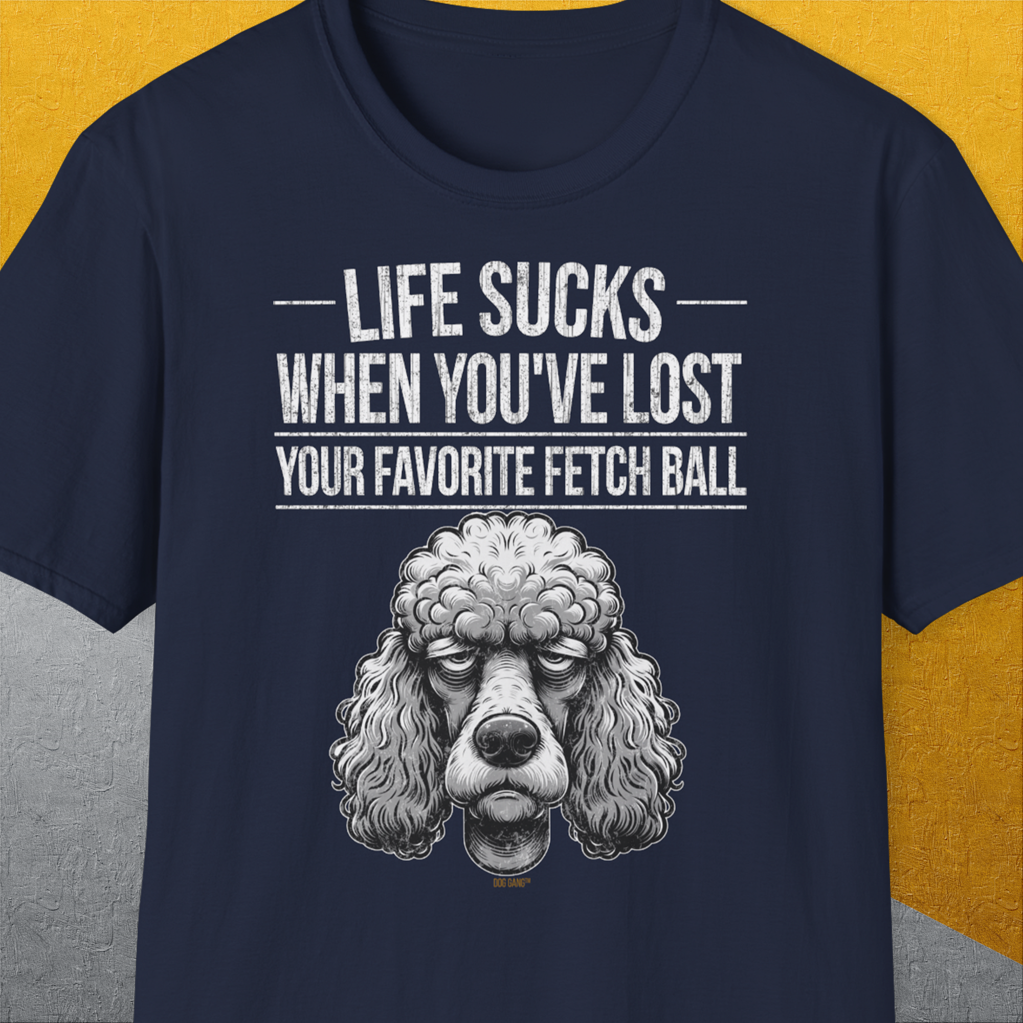 Marineblaues Unisex-T-Shirt mit dem Titel „Life Sucks When Youve Lost Your Favorite Fetch Ball, Volume 7“ und einem mürrischen Pudel-Design. Aus 100 % Baumwolle für ultimativen Komfort.