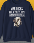 Das marineblaue Unisex-Sweatshirt „Life Sucks When Youve Lost Your Favorite Fetch Ball, Volume 1“ zeigt eine traurige Hundeillustration und einen Text und ist aus ethisch angebauter Baumwolle für eine weiche und bequeme Passform hergestellt.