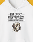 Weißer Unisex-Kapuzenpullover mit einer lustig gezeichneten traurigen Hundeillustration und dem humorvollem Text „Life Sucks When You've Lost Your Favorite Fetch Ball“. Entworfen von Dog Gang.