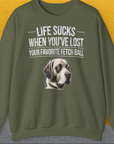 „Life Sucks When Youve Lost Your Favorite Fetch Ball“ zeigt ein lustig gezeichnetes, aber enttäuschtes Hundegesicht (Labrador Retriever). Zur Erinnerung an die Momente, wo dein Hund seinen Lieblingsball bei Spielen verloren hat. Design von Dog Gang.