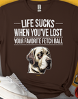 Unisex-T-Shirt mit dem Spruch „Life Sucks When Youve Lost Your Favorite Fetch Ball“ und einer traurigen Hundeillustration. Aus weicher, 100 % Baumwolle. Design von Dog Gang.