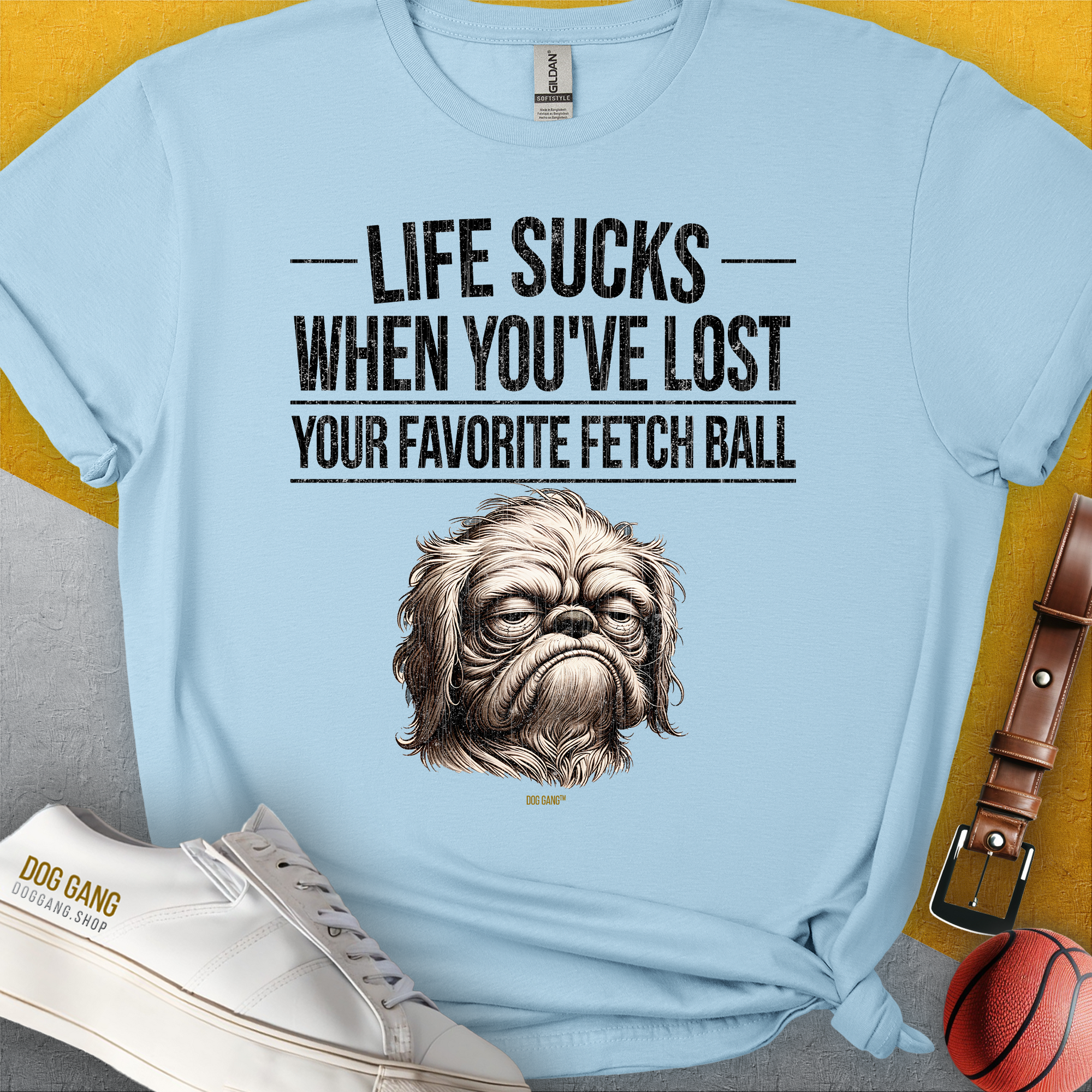 Das T-Shirt „Life Sucks When You've Lost Your Favorite Fetch Ball“ ist ein weiches T-Shirt für Hundefreunde mit einem mürrischen Hunde-Cartoon und einem lustigen Text. Entworfen von Dog Gang.