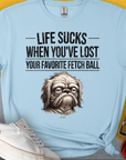 Das T-Shirt „Life Sucks When You've Lost Your Favorite Fetch Ball“ ist ein weiches T-Shirt für Hundefreunde mit einem mürrischen Hunde-Cartoon und einem lustigen Text. Entworfen von Dog Gang.