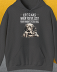 Der lustige Hoodie „Life Sucks When Youve Lost Your Favorite Fetch Ball" zeigt einen traurigen Hund, der eine Flasch hält (Flaschentikett: "Chicken Soup with whipped cream, for sad dog days") und um seinen verlorenen Apportierball trauert. Shirt-Design von Dog Gang.