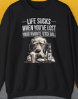 Sweatshirt mit einem lustig gezeichneten traurigen Hund mit eine Flasche (Flaschentikett: "Chicken Soup with whipped cream, for sad dog days") und dem Text „Life Sucks When You've Lost Your Favorite Fetch Ball“. Design vom Schweize Label Dog Gang.