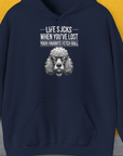 Marineblauer Unisex-Kapuzenpullover für Pudel-Liebhaber mit einer lustigen Pudelillustration und dem Text: „Life Sucks When You've Lost Your Favorite Fetch Ball“. Shirt-Design von Dog Gang.
