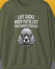 Das Unisex-Sweatshirt „Life Sucks When You've Lost Your Favorite Fetch Ball, Volume 7“ in Militärgrün zeigt ein enttäuschtes und lustig gezeichnetes Hundegesicht (Pudel) mit Text. Entworfen von Dog Gang.