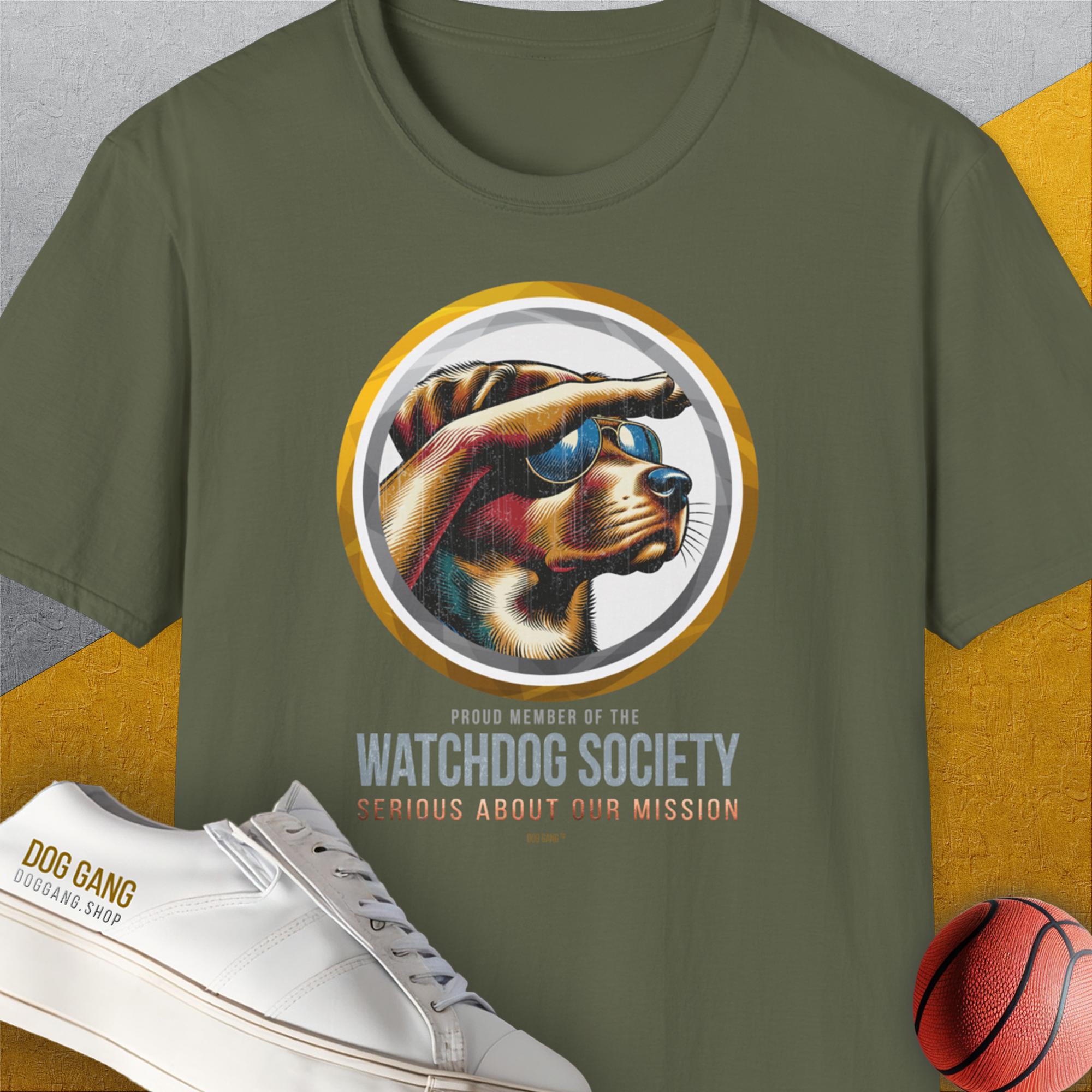 Militärgrünes „Member Of The Watchdog Society“-Unisex-T-Shirt aus 100 % Baumwolle mit einem Hund mit Sonnenbrille, der die Gegend beobachtet. Design von Dog Gang.