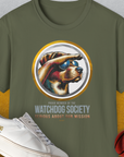 Militärgrünes „Member Of The Watchdog Society“-Unisex-T-Shirt aus 100 % Baumwolle mit einem Hund mit Sonnenbrille, der die Gegend beobachtet. Design von Dog Gang.