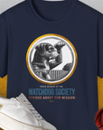 Das Unisex-T-Shirt „Member Of The Watchdog Society“ hat einen marineblauen Hintergrund und zeigt einen lustig gezeichneten Hund, der wachsam in die Ferne blickt. Entworfen von Dog Gang.