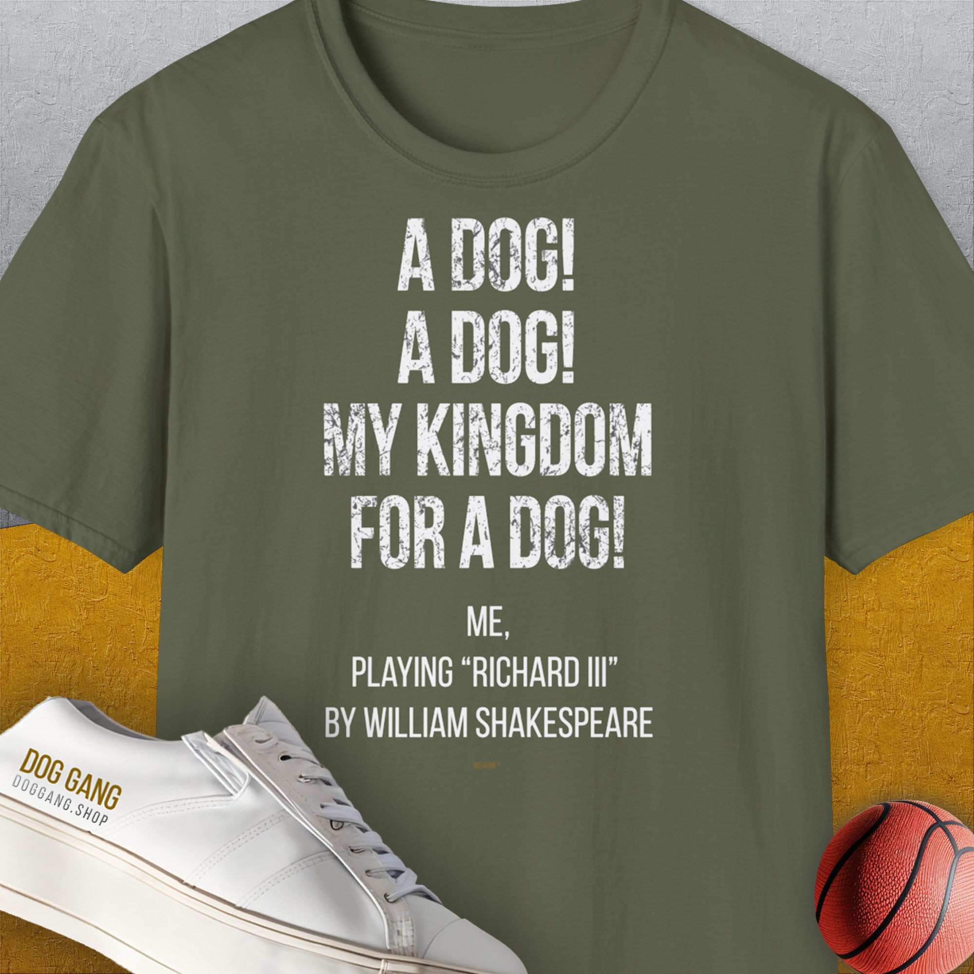 Militärgrünes Unisex-T-Shirt mit dem Aufdruck „My Kingdom For A Dog – Me Playing Richard III von Shakespeare“, aus 100 % weicher Baumwolle. Design von Dog Gang.