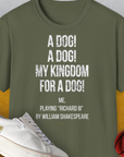 Militärgrünes Unisex-T-Shirt mit dem Aufdruck „My Kingdom For A Dog – Me Playing Richard III von Shakespeare“, aus 100 % weicher Baumwolle. Design von Dog Gang.