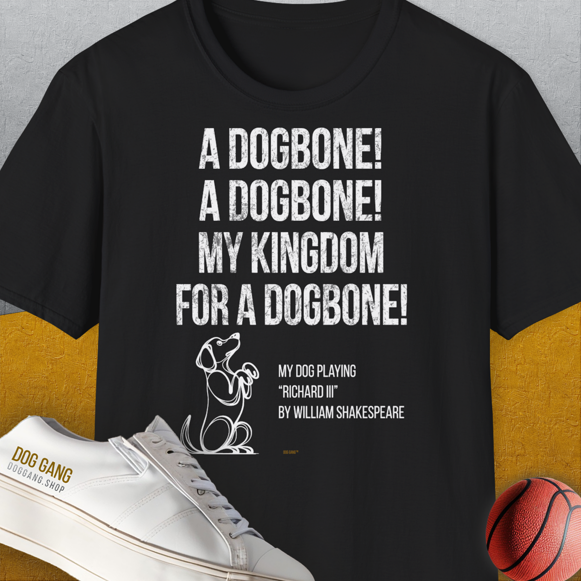 Das schwarze Unisex-T-Shirt zeigt das vlustig abgewandelte Shakespeare-Zitat „A dogbone! A dogbone! My kingdom for a dogbone!“ aus dem Stück Richard III, mit einer bezaubernden Hundeskizze. Design von Dog Gang.