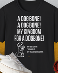 Das schwarze Unisex-T-Shirt zeigt das vlustig abgewandelte Shakespeare-Zitat „A dogbone! A dogbone! My kingdom for a dogbone!“ aus dem Stück Richard III, mit einer bezaubernden Hundeskizze. Design von Dog Gang.