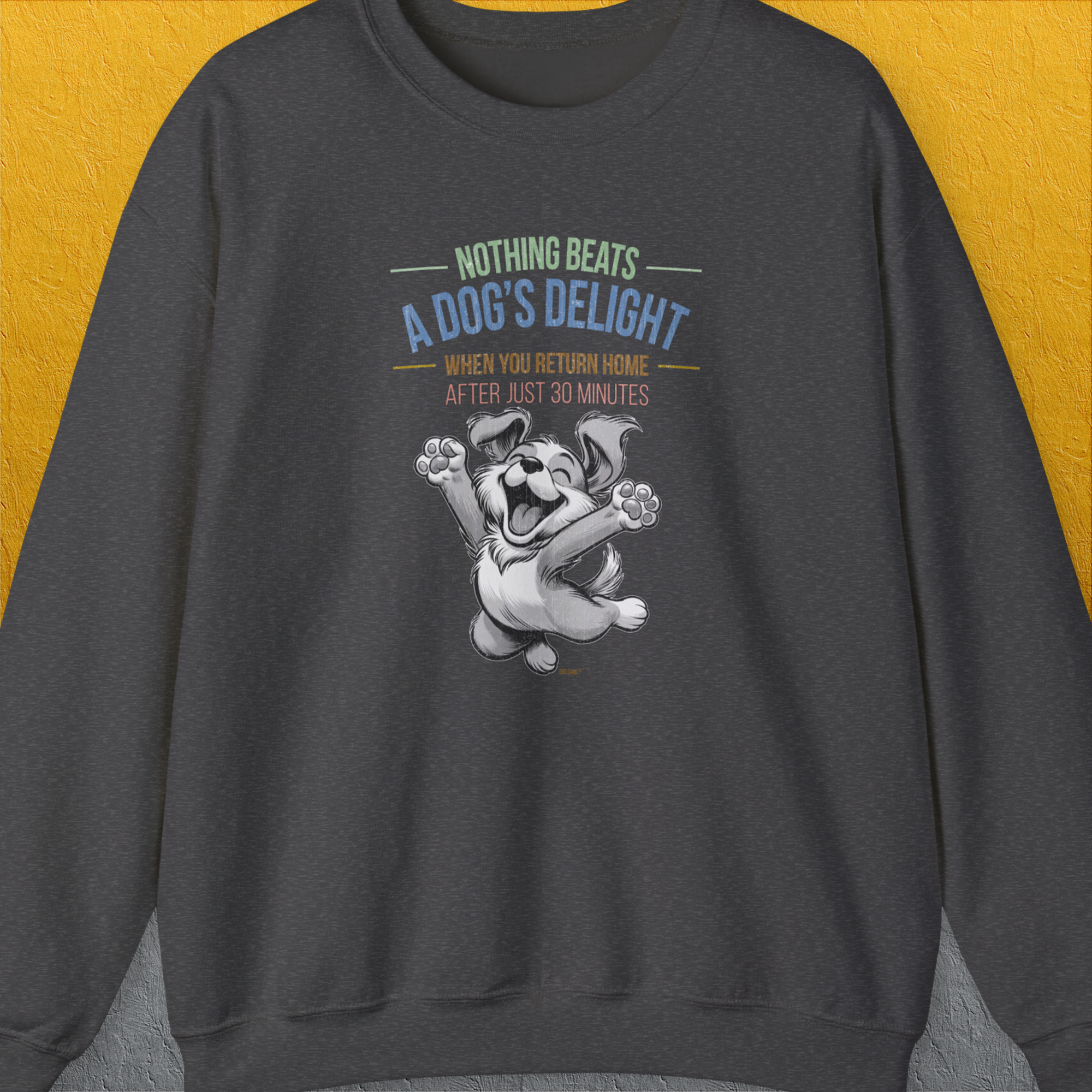 Das Unisex-Sweatshirt „Nothing Beats A Dogs Delight When You Return Home“ in Dark Heather zeigt eine lustige Cartoongrafik eines vor Freude springenden Hundes. Entworfen von Dog Gang.
