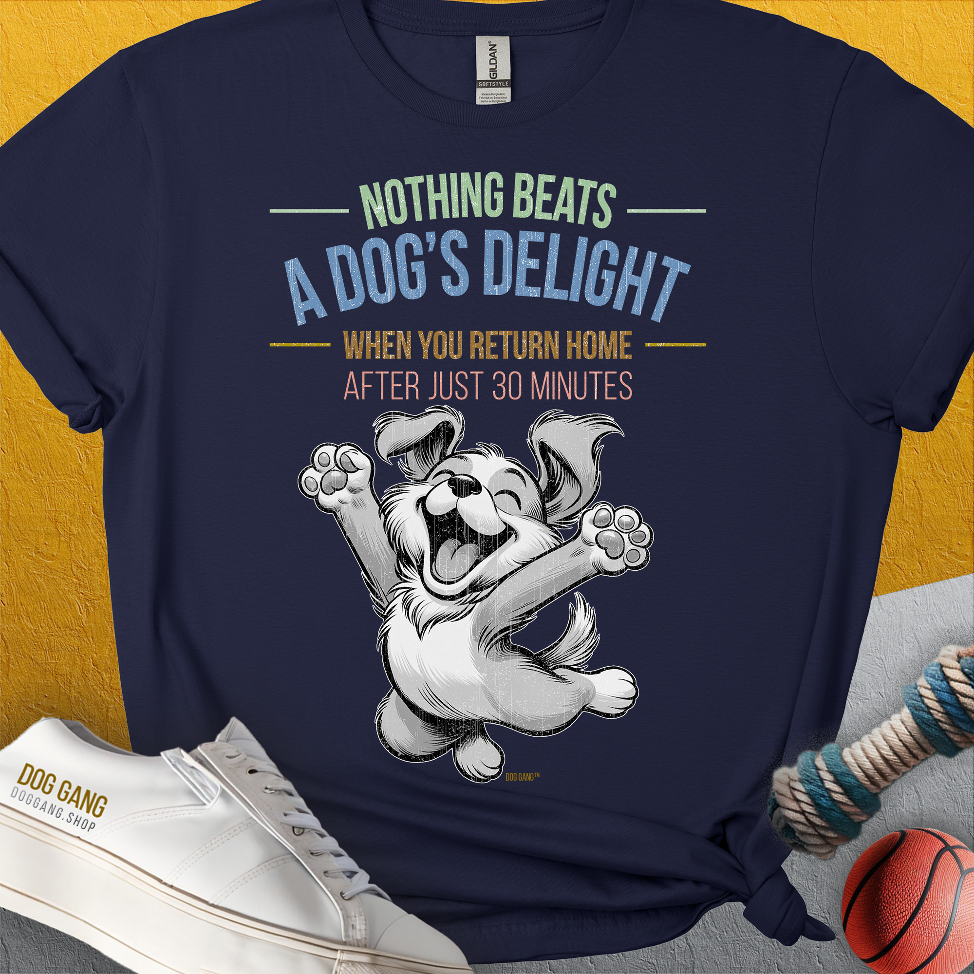 Das unisex-T-Shirt „Nothing Beats A Dogs Delight When You Return Home after just 30 minutes“ zeigt einen super süssen Comic-Hund, der vor freude in die Luft springt. Für Hundebesitzer und Hundeliebhaber. Design von Dog Gang.