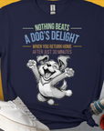 Das unisex-T-Shirt „Nothing Beats A Dogs Delight When You Return Home after just 30 minutes“ zeigt einen super süssen Comic-Hund, der vor freude in die Luft springt. Für Hundebesitzer und Hundeliebhaber. Design von Dog Gang.