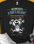 Lustiges Unisex-T-Shirt für Hundeliebhaber „Nothing Beats A Dogs Delight When You Return Home,“ aus weicher Baumwolle mit einem vor Freude überschwänglichen süssen Cartoon-Hund. Design von Dog Gang.