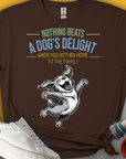 Braunes T-Shirt mit süsser und fröhlicher Hundegrafik und dem (englischsprachigen) Text: „Nichts übertrifft die Freude eines Hundes, wenn man nach Hause zur Familie zurückkehrt.“ Aus 100 % Baumwolle. Design von Dog Gang.