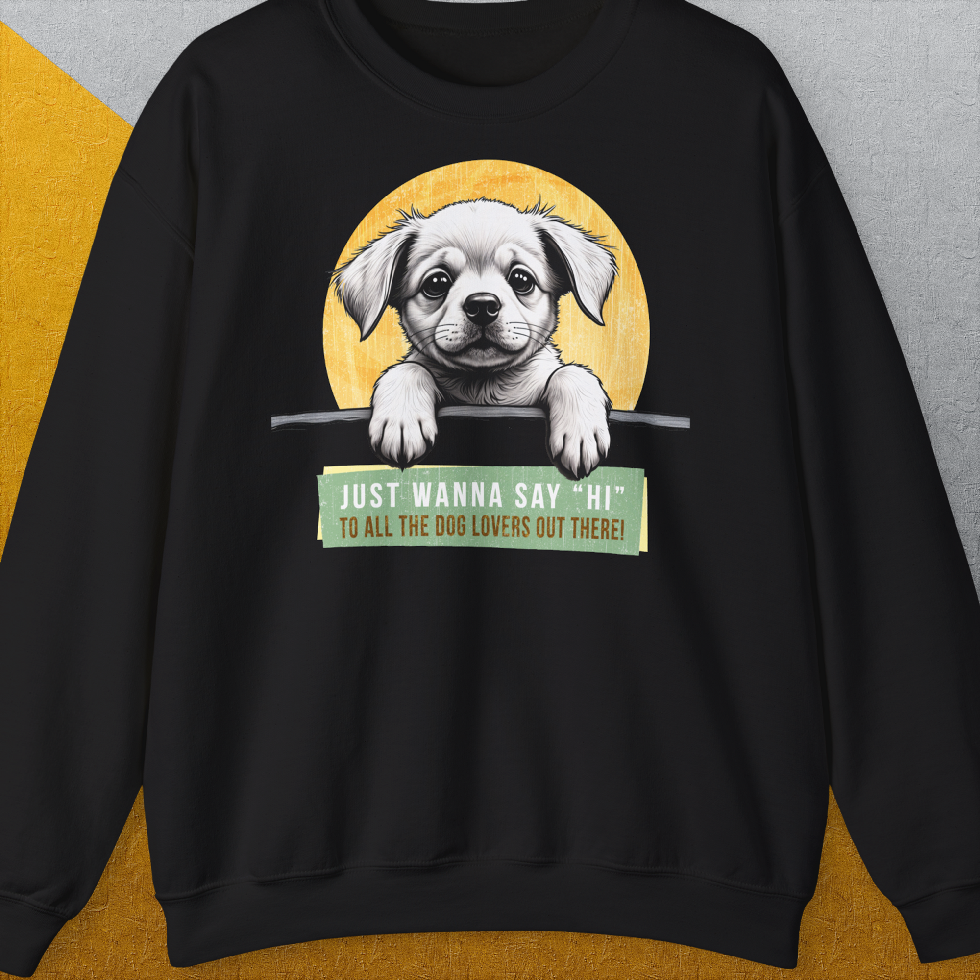 Das schwarze Unisex-Sweatshirt der „Say Hi“-Serie, Band 1 zeigt eine Hundeillustration mit dem englischsprachigen Satz „Ich möchte allen Hundeliebhabern da draußen einfach ‚Hallo‘ sagen!“ Design by Dog Gang.