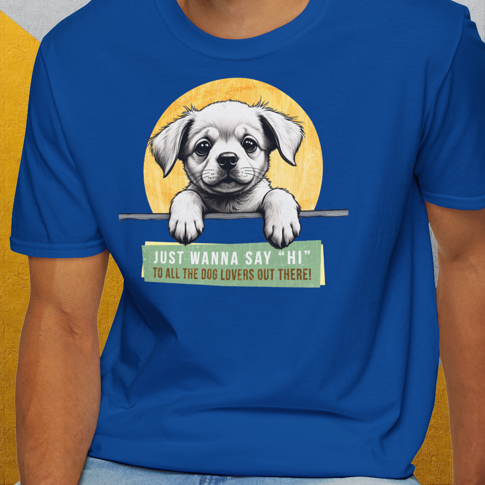 Eine Person, die ein weiches, blaues Unisex-T-Shirt der „Say Hi“-Serie, Band 1, mit einem süßen Welpen und einer Botschaft für Hundeliebhaber trägt.