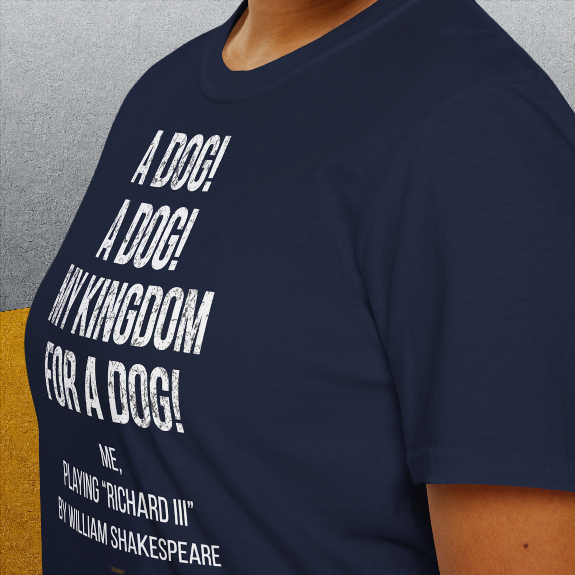 Ich trage ein „My Kingdom For A Dog – Me Playing Richard III by Shakespeare“-Unisex-T-Shirt, weicher Schnitt und 100 % Baumwolle.