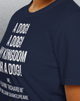 Ich trage ein „My Kingdom For A Dog – Me Playing Richard III by Shakespeare“-Unisex-T-Shirt, weicher Schnitt und 100 % Baumwolle.