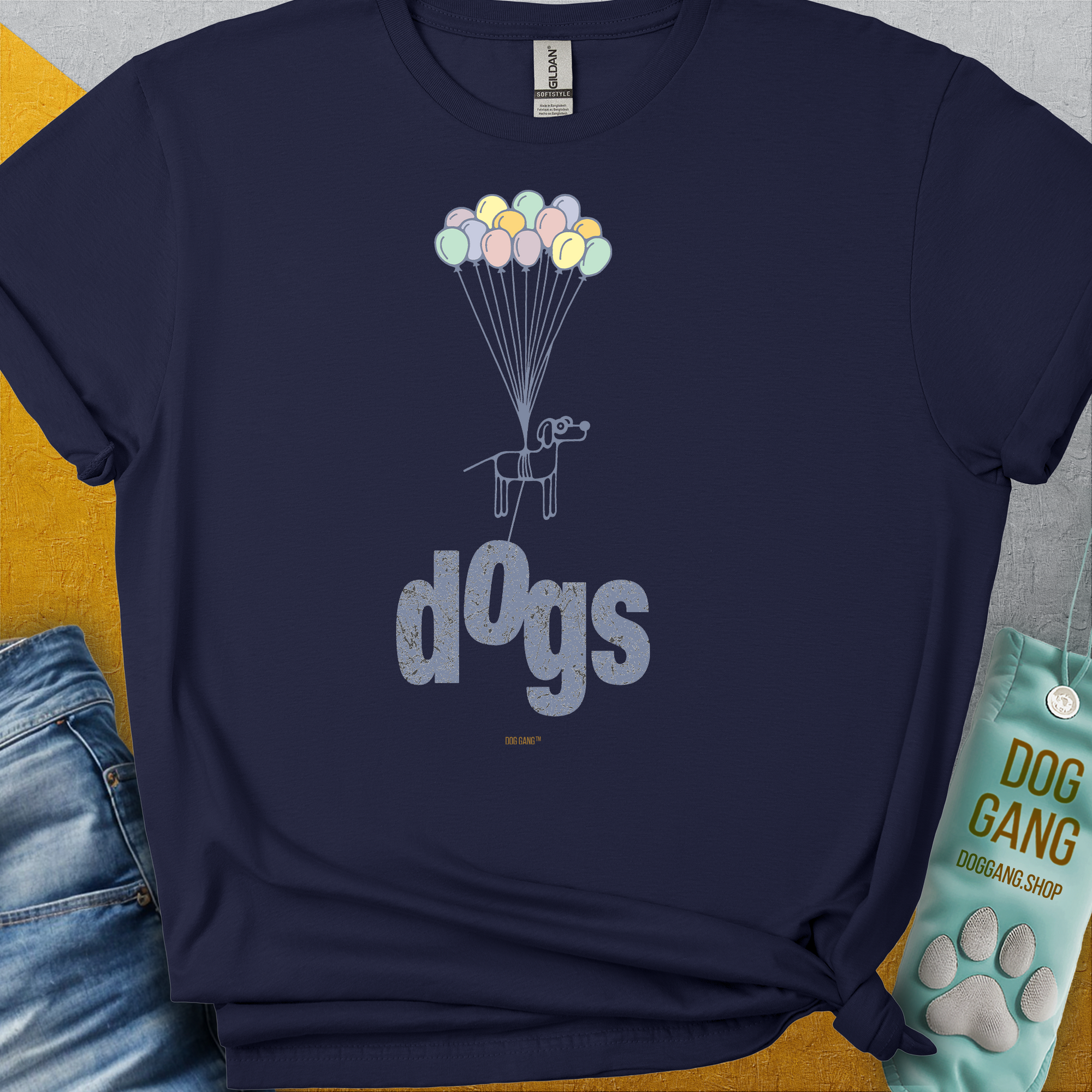 Marineblaues T-Shirt im Softstyle mit verspieltem Hunde- und Ballondesign, aus 100 % Baumwolle. Darunter ist elegant „Dogs“ aufgedruckt, was Komfort und Charme bietet. Design von Dog Gang.