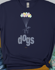 Marineblaues T-Shirt im Softstyle mit verspieltem Hunde- und Ballondesign, aus 100 % Baumwolle. Darunter ist elegant „Dogs“ aufgedruckt, was Komfort und Charme bietet. Design von Dog Gang.