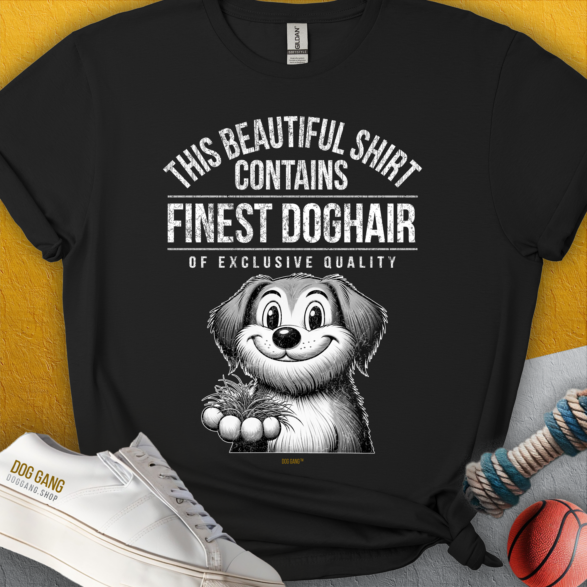 Dieses weiche schwarze Unisex-T-Shirt trägt den Spruch „This Beautiful Shirt Contains Finest Dog Hair Of Exclusive Quality“ mit einem Cartoon-Hund, der Haare hält. Entworfen von Dog Gang.