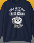 Marineblaues Unisex-Sweatshirt „This Beautiful Shirt Contains Finest Dog Hair Of Exclusive Quality“ zeigt einen Cartoon-Hund und Text, aus Polyester und Baumwolle. Design von Dog Gang.