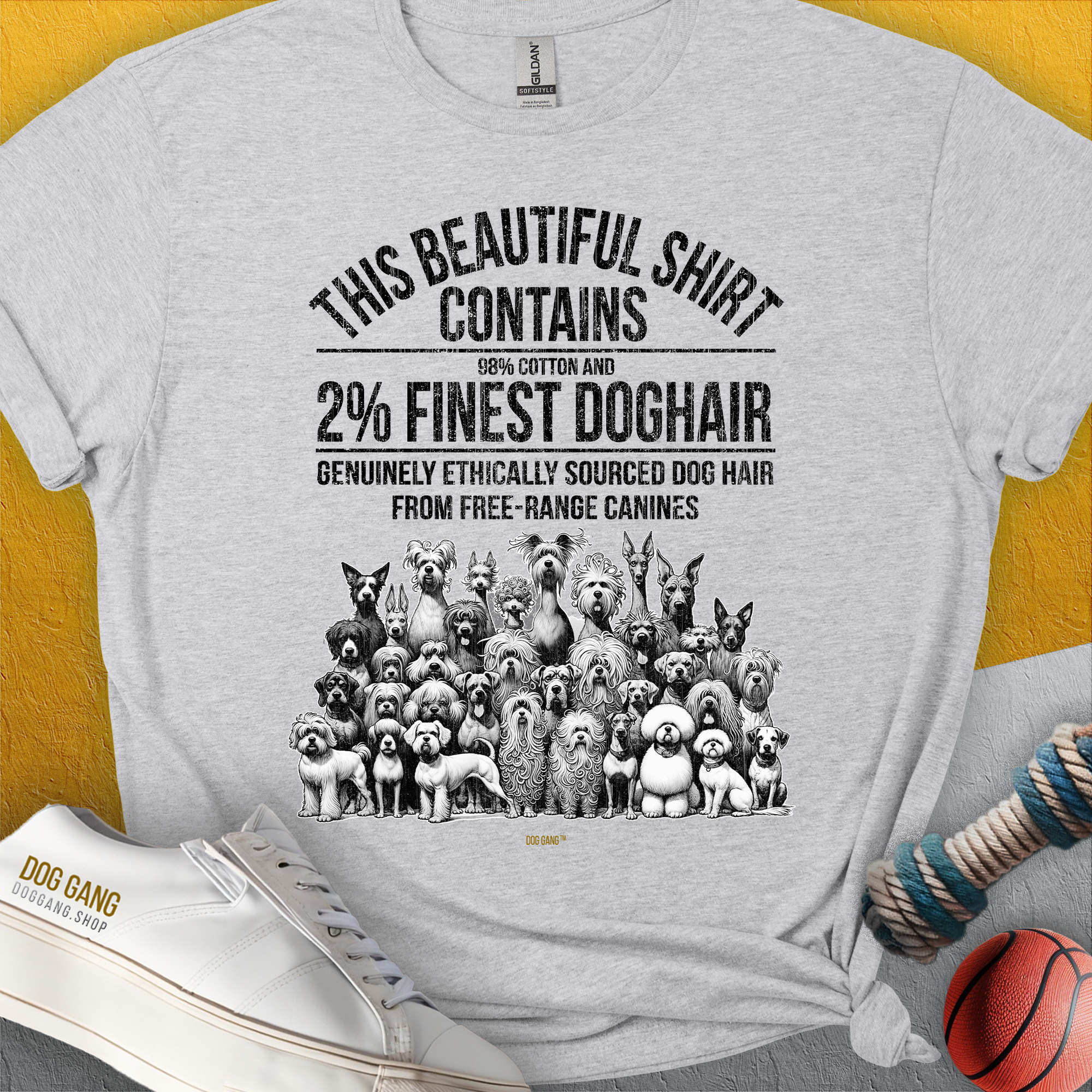 Lustiges Unisex-T-Shirt für Hundeliebhaber mit Hunderassen-Illustrationen und dem Spruch: „This Beautiful Shirt Contains Finest Dog Hair genuinely“ ethically sourced from free-range canines" Design von Dog Gang.