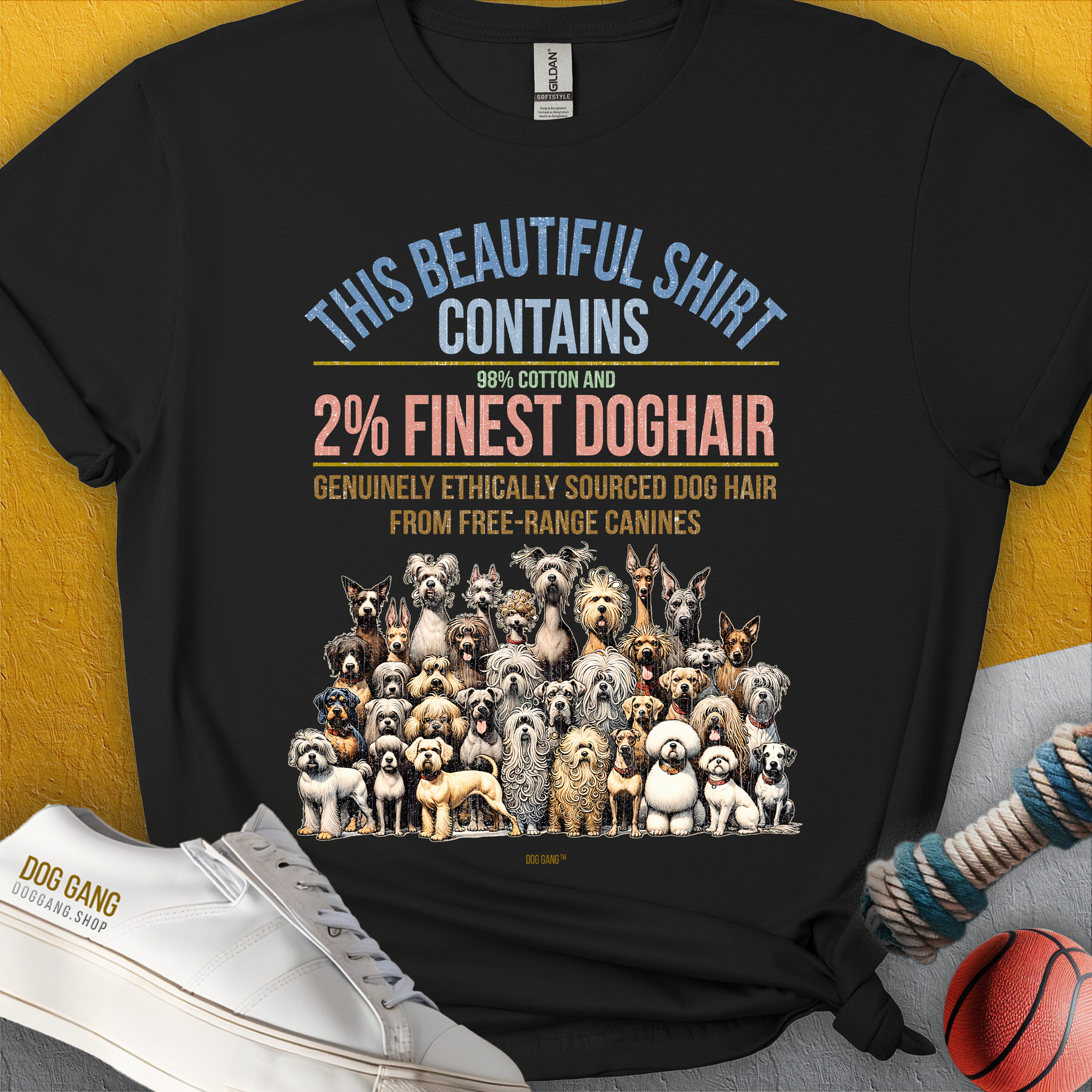 Unisex T-Shirt aus 100% Baumwolle mit lustigem Design verschiedener Hunde und dem witzigen Spruch „This Beautiful Shirt Contains Finest Dog Hair,“ Design von Dog Gang.