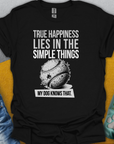 Schwarzes Unisex-T-Shirt aus 100 % Baumwolle mit der Aufschrift „True happiness lies in the simple things - my dog knows that“ und einem Bild eines zerkauten Balls. Design von Dog Gang.