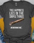 Das Unisex-T-Shirt „True Happiness Series One, Volume 2“ in Dark Heather zeigt eine Strichgrafik von einem einfachen Holzstock und den Spruch „True happiness lies in the simple things - my dog knows that“ Design von Dog Gang.