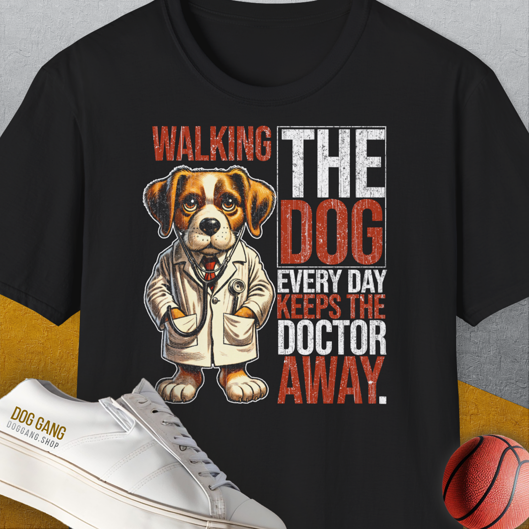 Dieses schwarze Unisex-T-Shirt zeigt einen witzigen Comic-Hund im Arztmantel mit dem Spruch „Walking The Dog Every Day Keeps The Doctor Away“. Design von Dog Gang.