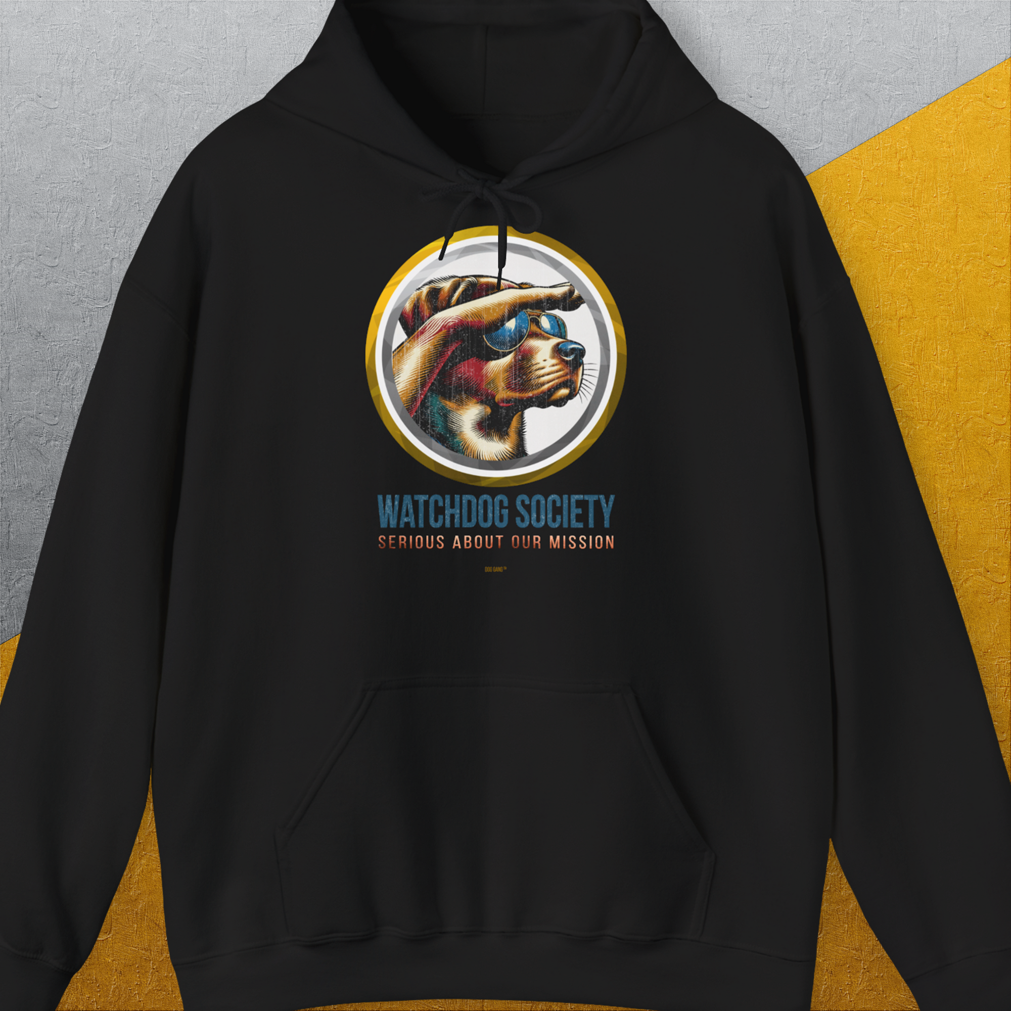 Der schwarze Unisex-Kapuzenpullover „Watchdog Society Series, Volume 1“: ein lustiger Hund der in die Ferne blickt und seinen Job als Wachhund sehr ernst nimmt. Entworfen von Dog Gang.