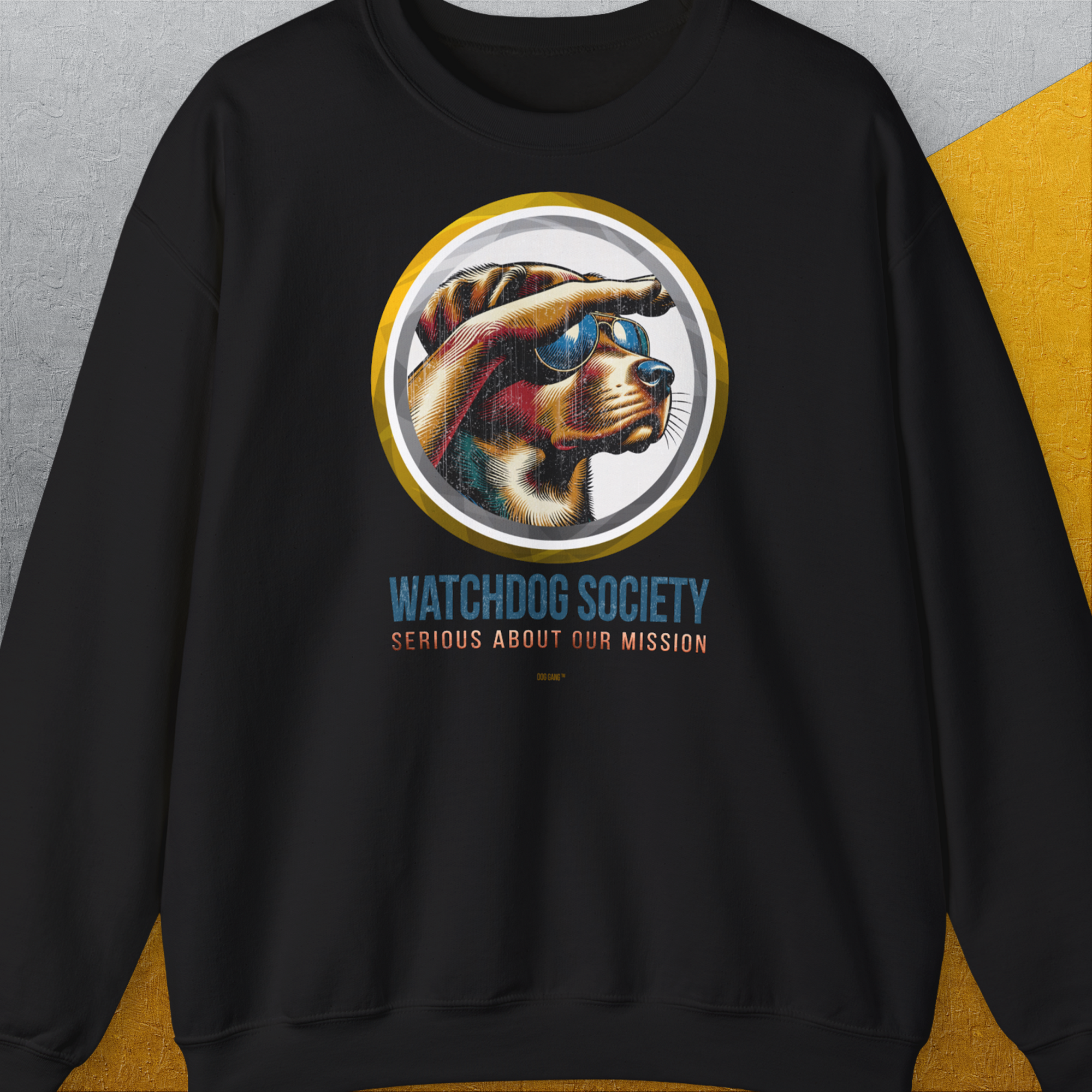 Das lustige Unisex-Sweatshirt der Watchdog Society-Serie, Volume 1, zeigt einen Wachhund mit Sonnenbrille und den Satz „Watchdog Society – Serious about our Mission.“ Design von Dog Gang.