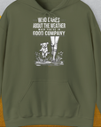 Der Unisex-Kapuzenpullover in Militärgrün zeigt eine verspielte Grafik eines Hundes und einer Person von der man nur die Regenstiefel sieht, mit dem Spruch „Who Cares About The Weather When You're In Good Company?“. Entworfen von Dog Gang.