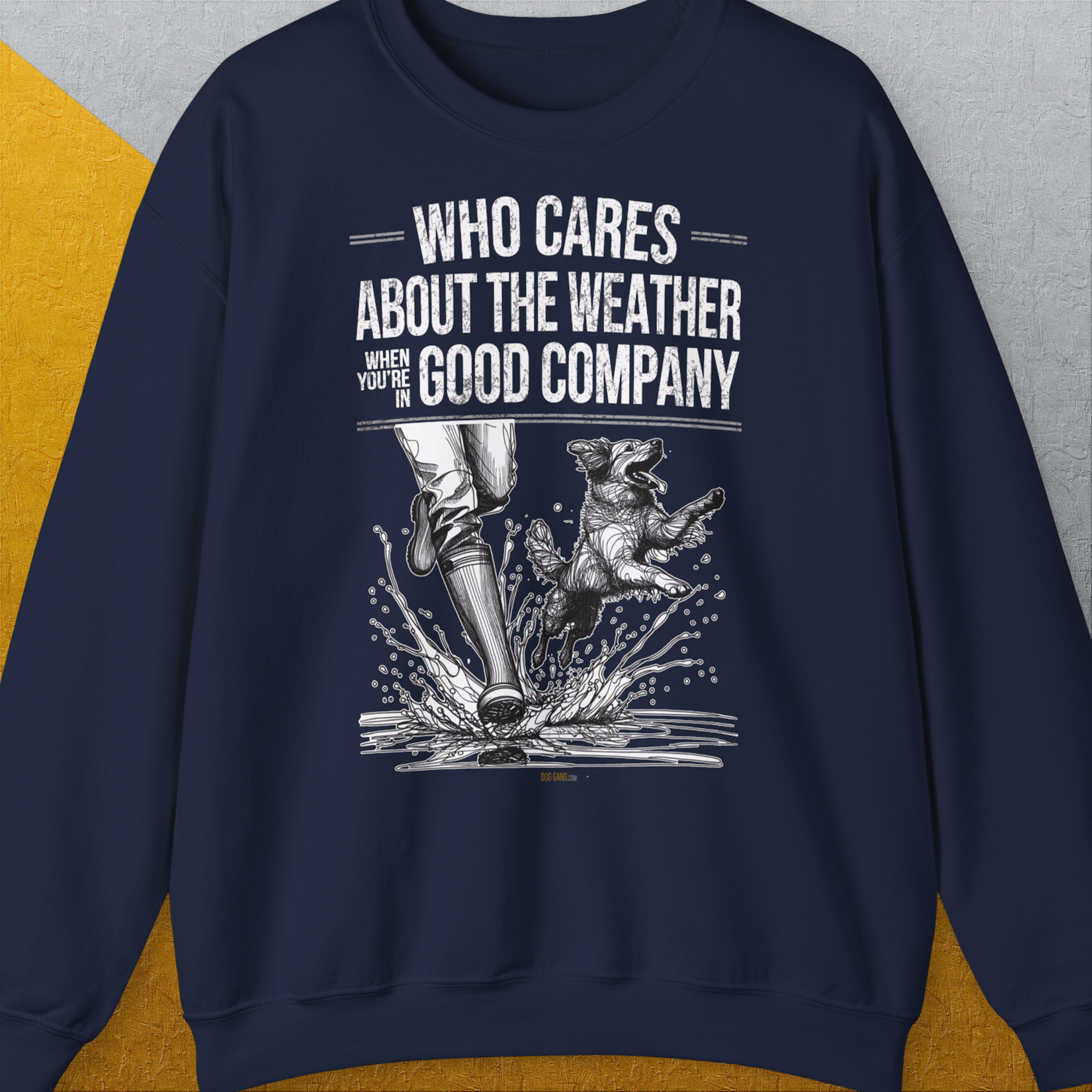 Who Cares About The Weather When You're In Good Company, Volume 1, Unisex Sweatshirt, lustiger Spruch mit Hund. Für humorvolle Hundefreunde. Design by Dog Gang
