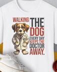Walking The Dog Every Day Keeps The Doctor Away, Volume 1, Unisex T-Shirt, lustiger Spruch mit Hund. Für humorvolle Hundefreunde. Design by Dog Gang