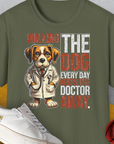 Walking The Dog Every Day Keeps The Doctor Away, Volume 1, Unisex T-Shirt-Military Green-cooles Tee mit lustigem Spruch für Hundefreunde, Design by Dog Gang