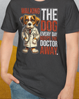 Das Unisex-T-Shirt „Walking The Dog Every Day Keeps The Doctor Away, Volume 1“ besteht aus weicher 100 % Baumwolle und zeigt einen Cartoon-Hund im Arztrkittel mit verspieltem Text, der Komfort und Charme vereint.