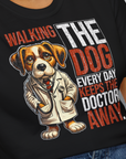 Walking The Dog Every Day Keeps The Doctor Away, Volume 1, Unisex T-Shirt-lustiger Spruch auf bequemen Shirt für Hundeliebhaber, Design by Dog Gang